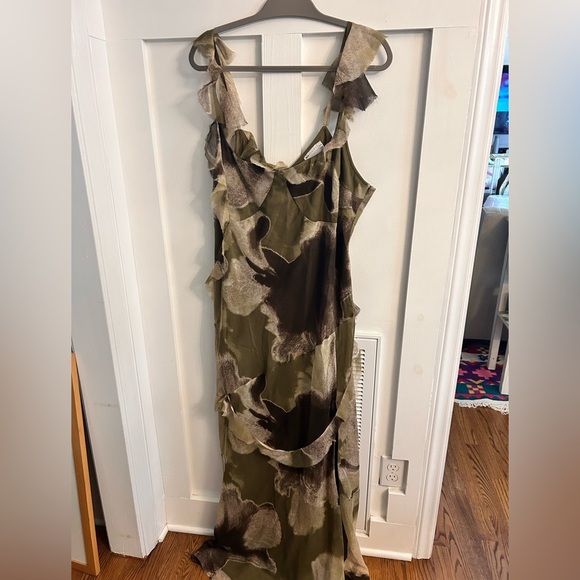 ASOS DESIGN Curve raw edge frill maxi dress with tie back in khaki floral print - Picture 5 of 8